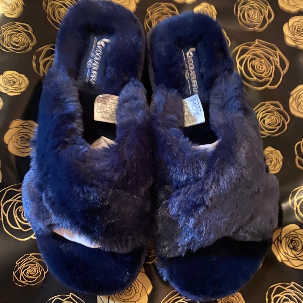 Women’s KOOKABURRA Fuzzy Slippers size 6